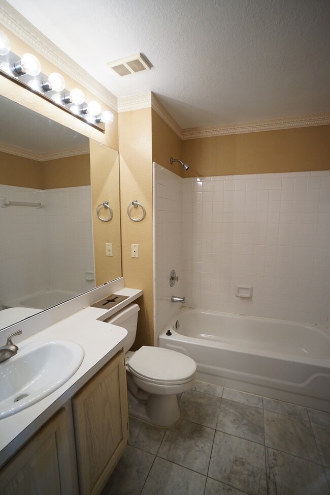 Building Photo - Harbour Island ? Resort Style Living in a ...