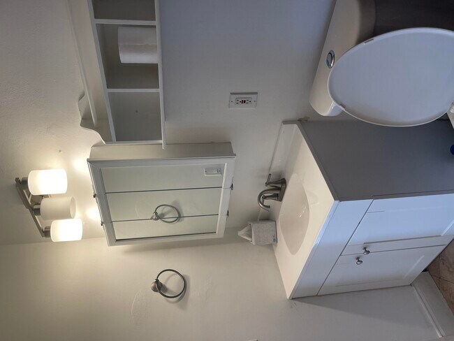 Building Photo - 927 W Royal Palm Rd