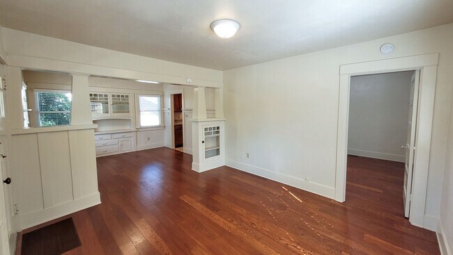 Building Photo - Coming Soon! 1 Bed 1 Bath Charming Craftsman Cottage
