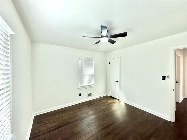 Building Photo - 5854 Magnolia Dr