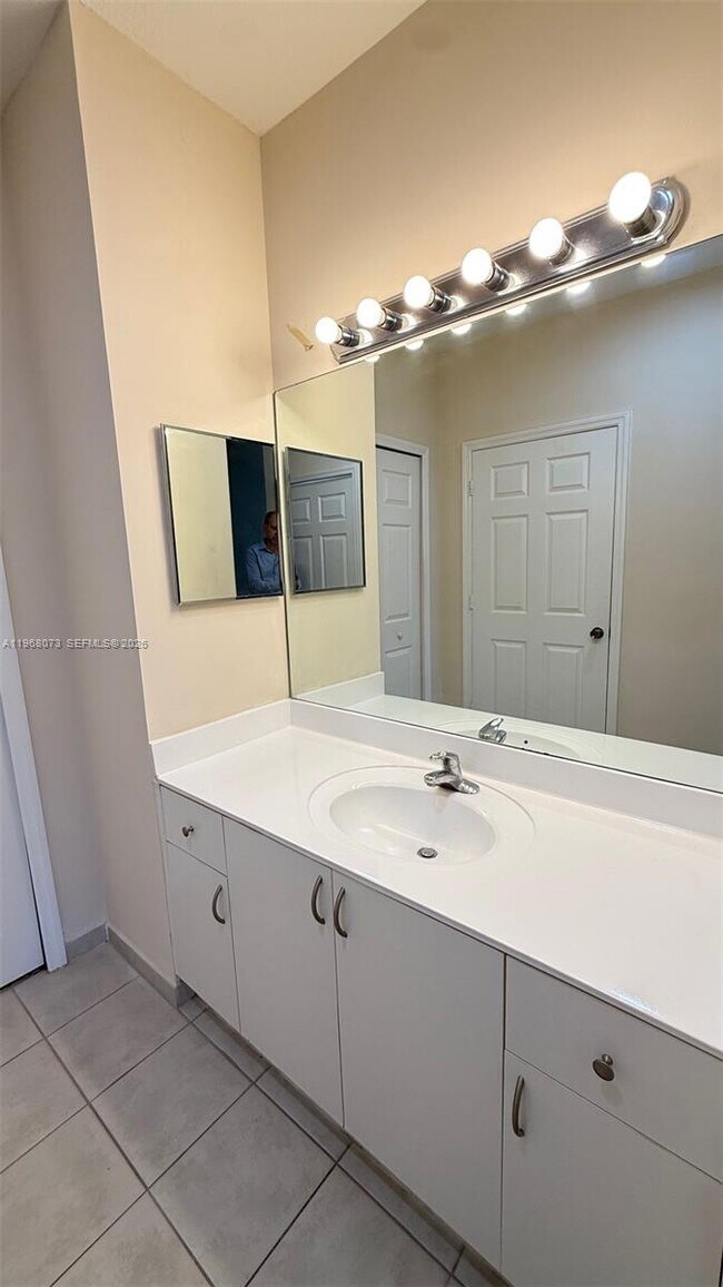 Building Photo - 3323 NE 11th Dr