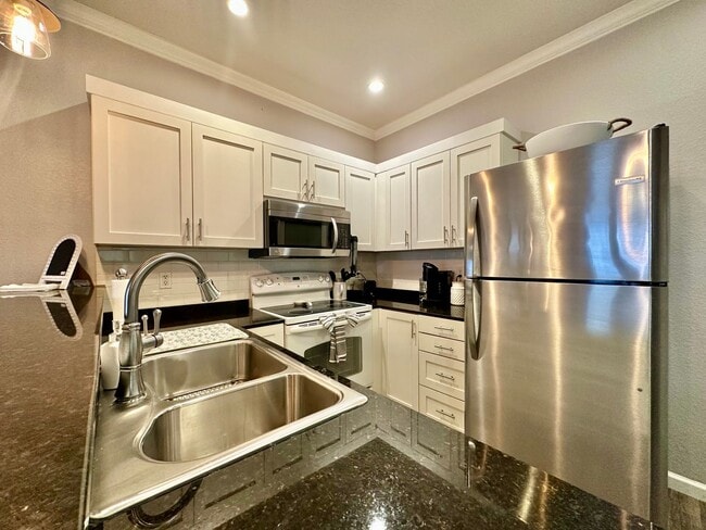 Building Photo - Spacious, Fully-Furnished 2/2 Condo Minutes from Campus - SPRING SEMESTER LEASE AVAILABLE!