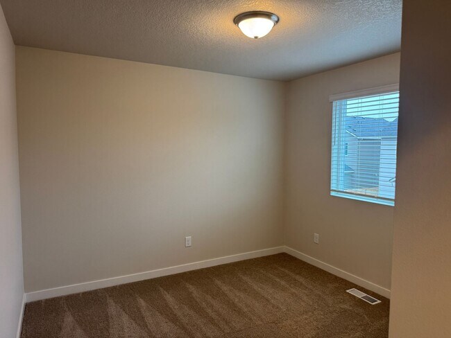 Building Photo - Spacious 3 Bedroom – Move-In Ready Brand n...