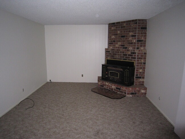 Building Photo - Four Bedroom Home in Keizer, Close to Keiz...