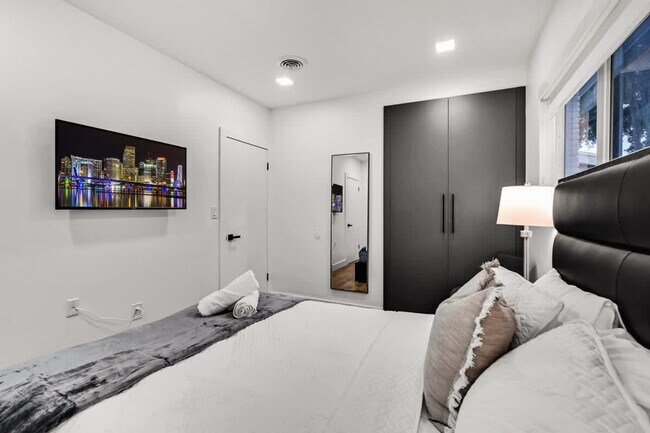 Building Photo - 17621 NE 7th Ave