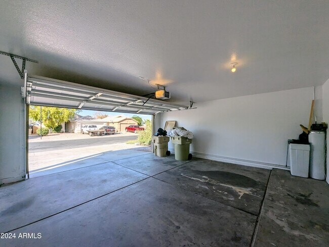 Building Photo - 7059 W Gardenia Ave