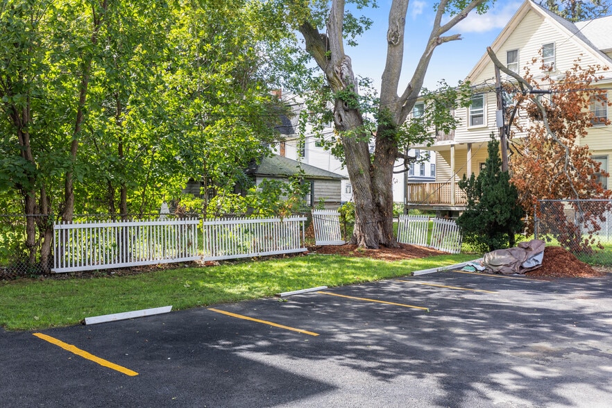 Building Photo - 60 Lithgow St
