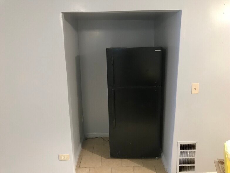 Building Photo - 6117 S Vernon Ave