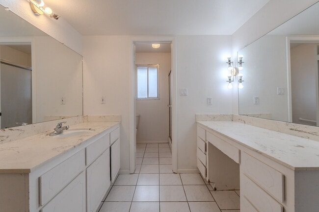 Building Photo - 2543 E Huntington Dr