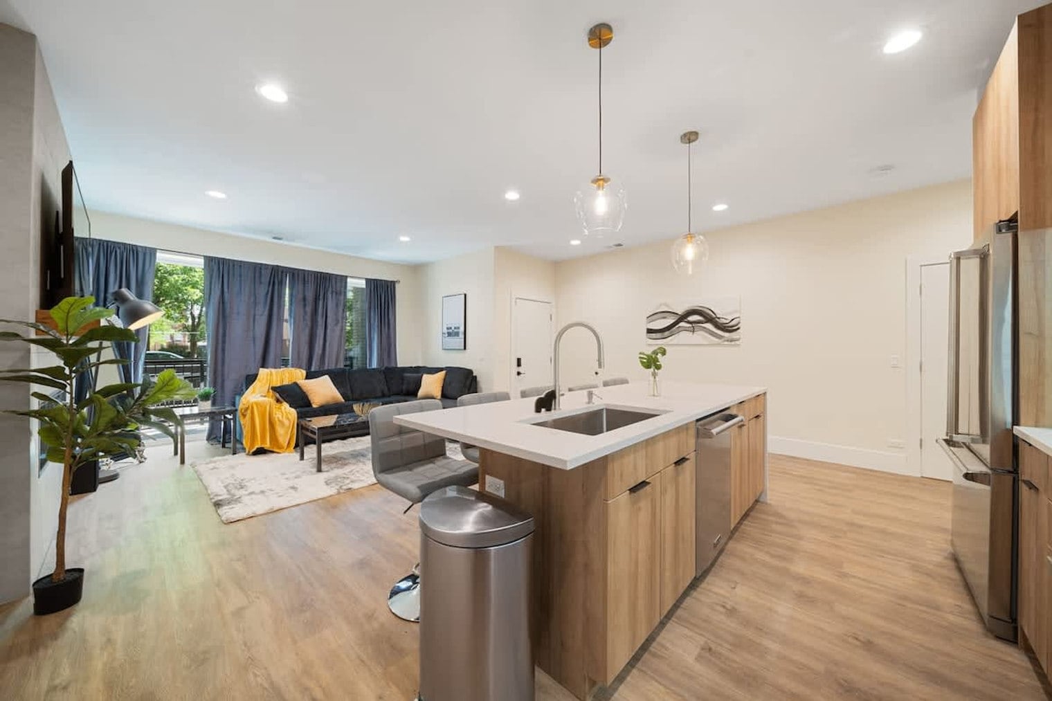 Building Photo - 2110 W Washington Blvd