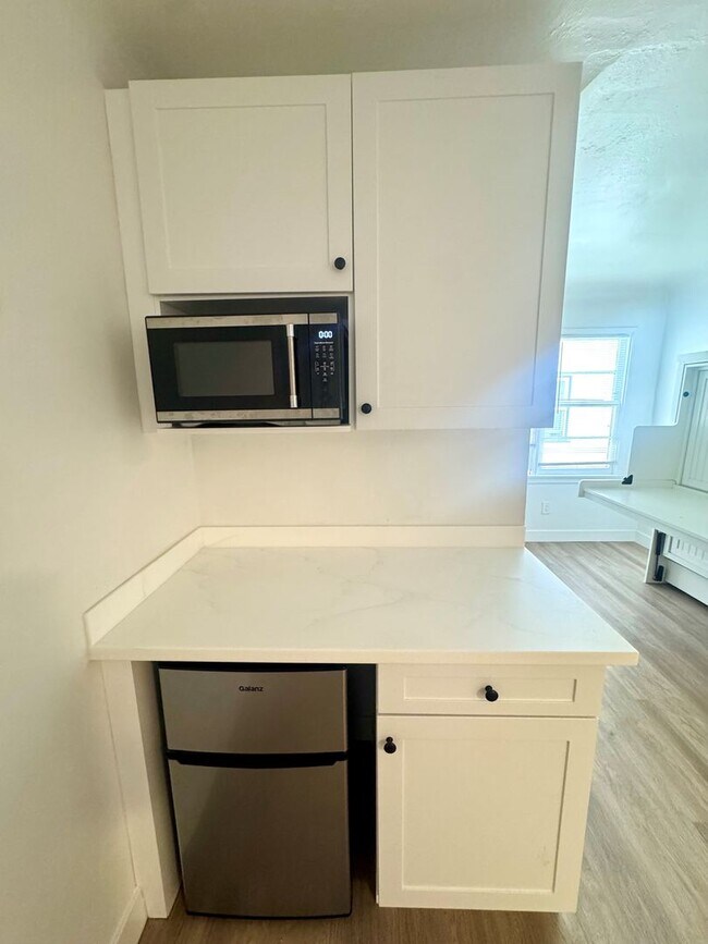 Building Photo - Newly Renovated Studio on 2nd Street- Just steps to Alamitos Beach!