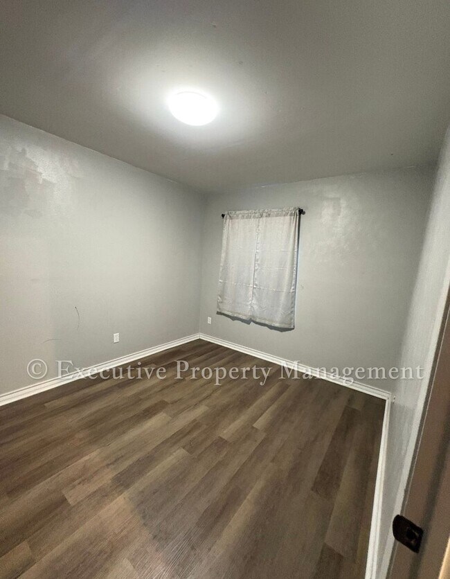 Building Photo - 410 Jeffrey