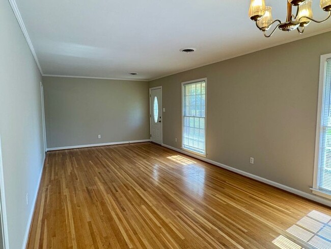 Building Photo - Cute & Cozy 3 Bedroom / 2 Bathroom in Mont...