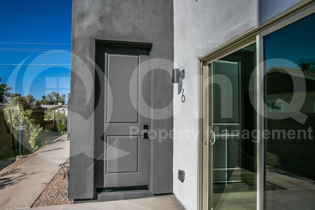 Building Photo - 1443 E Osborn Rd