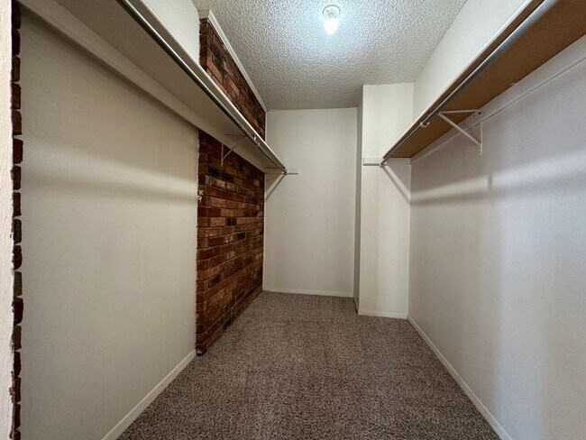 Building Photo - * Move-In Special * * Water Paid ; Washer/...