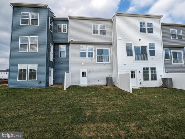 Building Photo - 241 Hillsdale Pl