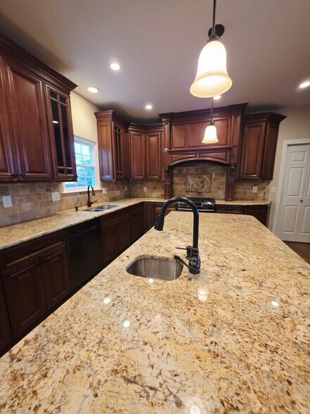 Building Photo - 12 Jared Ct