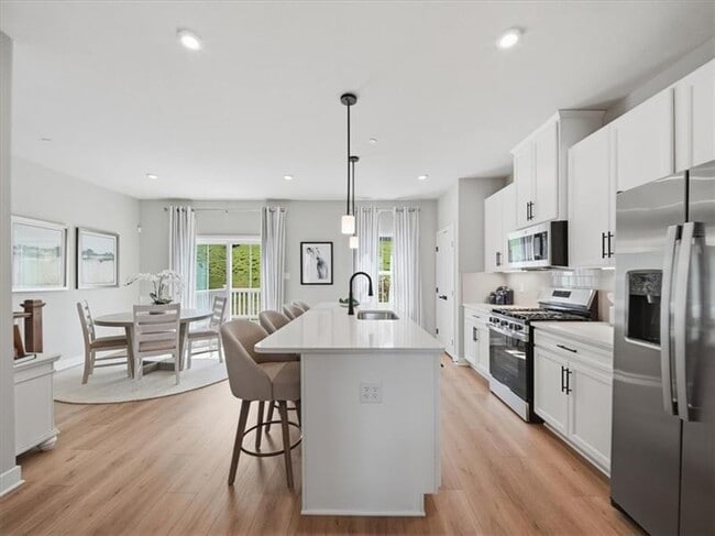 Building Photo - 201 Yellowwood Ct