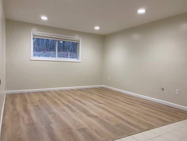 Building Photo - 176 Maple Ave