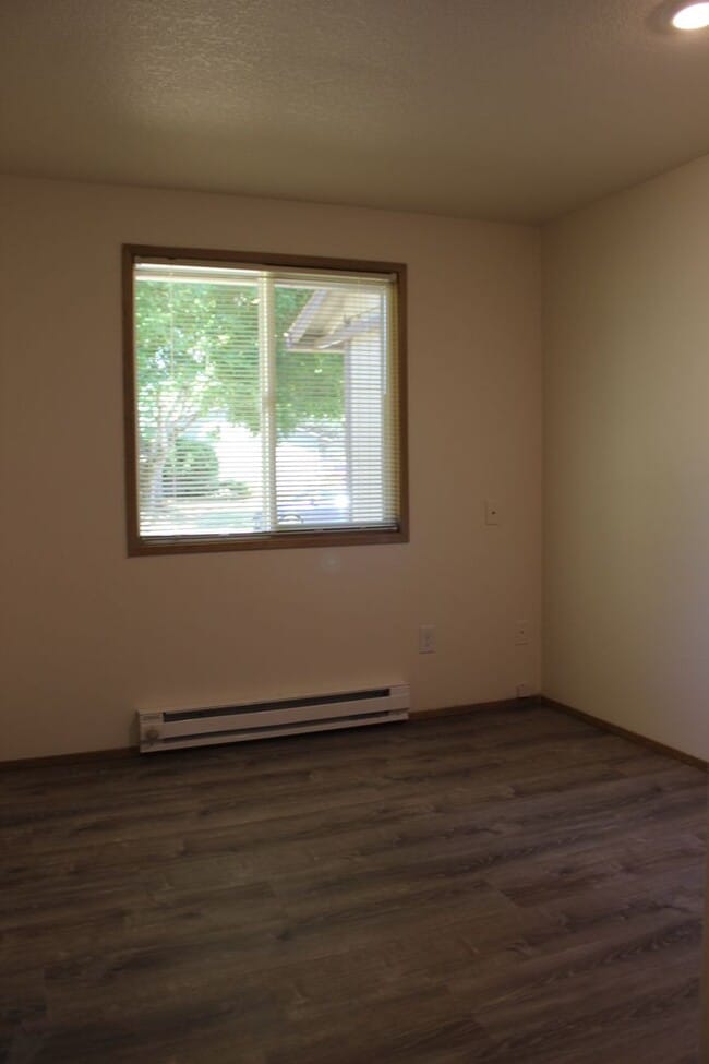 Building Photo - 4 bedroom 2 bath house