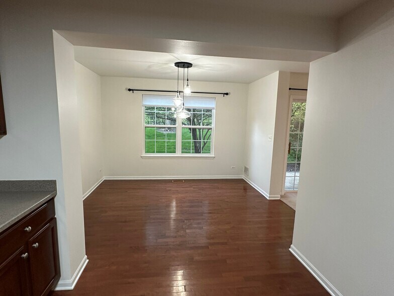 Building Photo - 560 Lancaster Dr