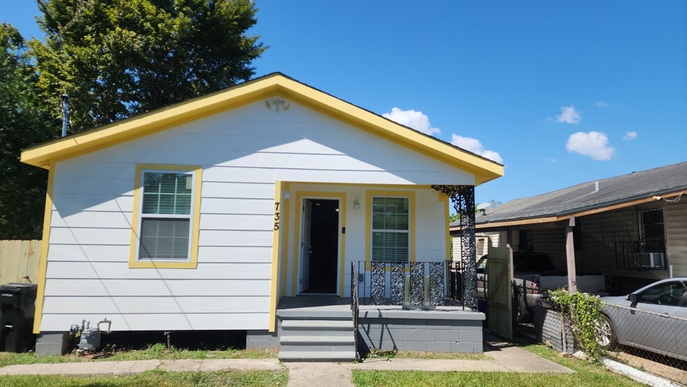 Newly Renovated - 735 Lees Ln