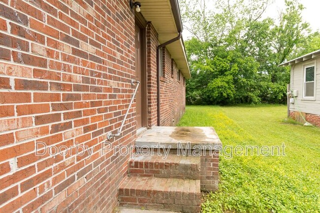 Building Photo - 807 Henderson Ave