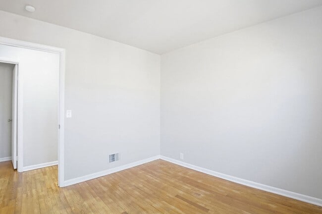 Building Photo - Spacious 3-Bed Home with Finished Basement and Extra Room