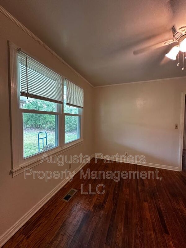 Building Photo - 3224 York Dr