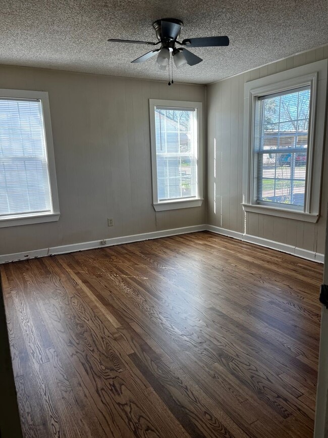 Building Photo - 3 bedroom, 1 bath, NEW hardwood floors!