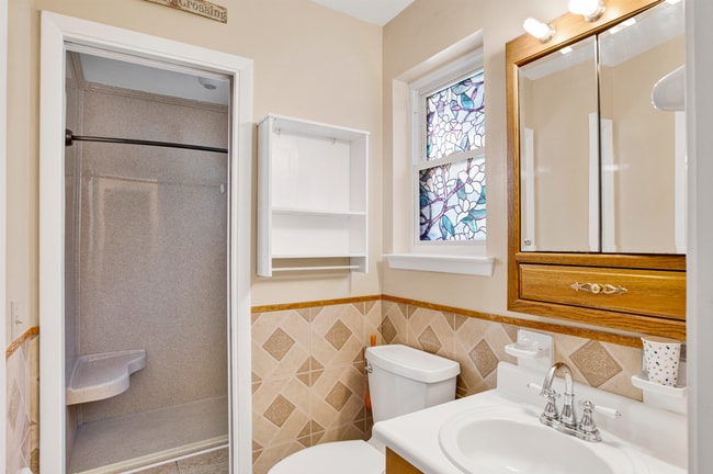 Building Photo - 3 bed 2 bath home with solar panels and la...