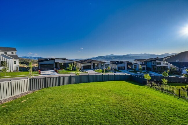 Building Photo - 1722 Oakridge Cir