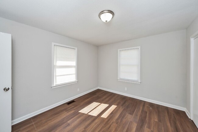 Building Photo - Comfort & Convenience in Northport – 4BR H...