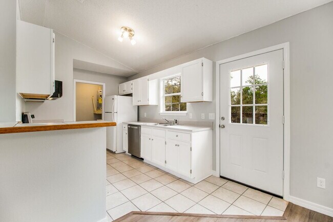 Building Photo - 1015 Sable Dr