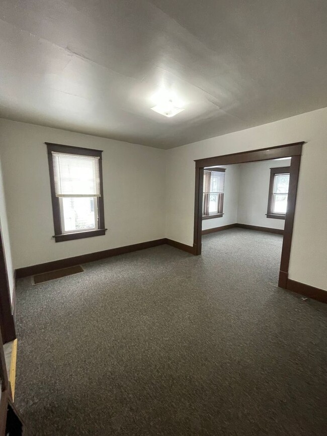 Building Photo - Single Family Home in Stevens Point Availa...