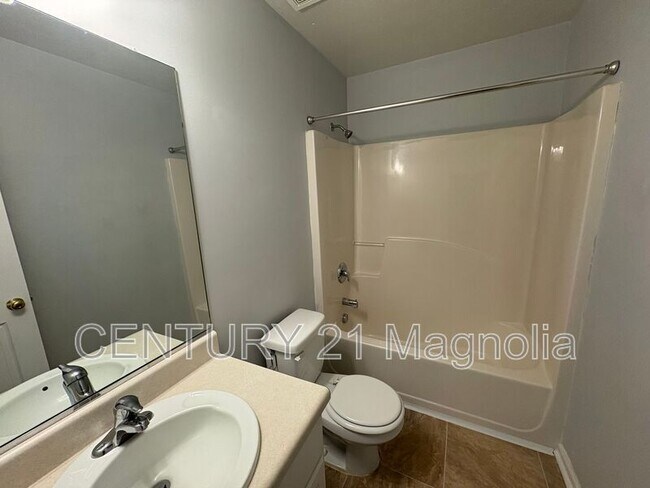 Building Photo - 2026 Lake Forest Dr