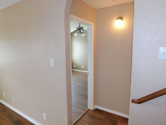 Building Photo - Beautiful, spacious 4 bedroom, 2.5 bath ho...