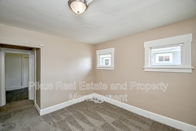 Building Photo - 1328 Struble Ave NE