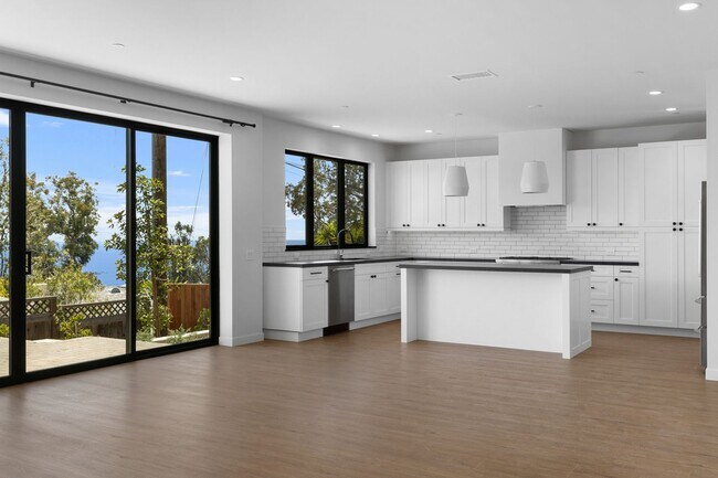 Building Photo - Modern Coastal Lease in Top of the World