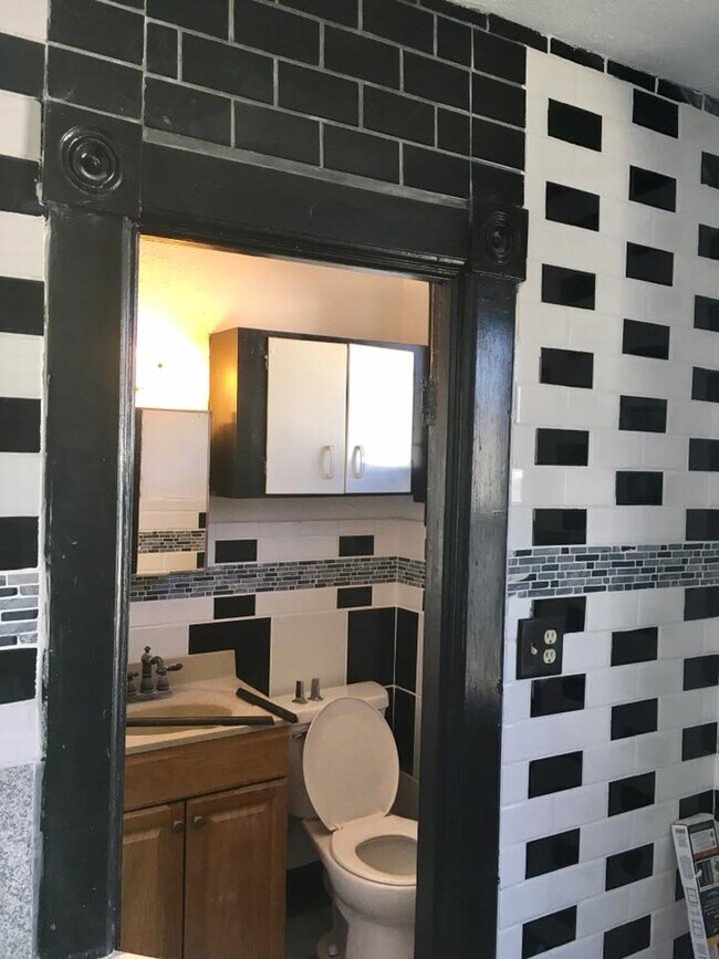 Building Photo - 236 W Broadway St