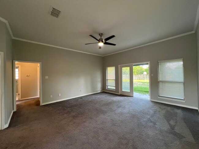 Building Photo - Awesome 4 bdrm/2.5 ba in La Brisas