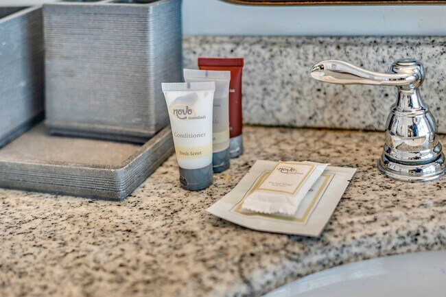 Building Photo - 586 Saint James Walk SE