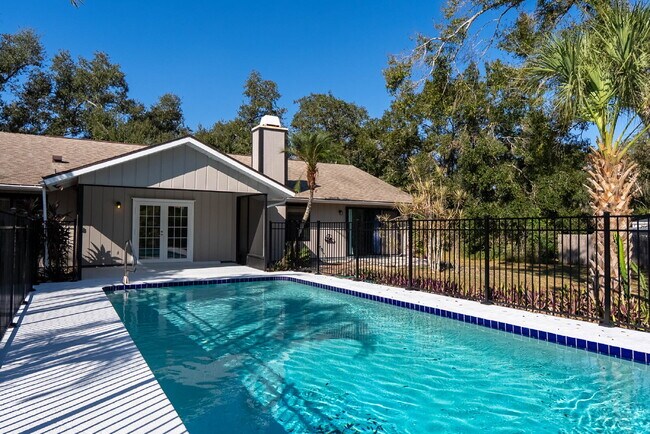 Building Photo - Country-Style Sarasota Living on a Full Acre - Pool Home with Oversized Workshop — Move-In Ready Now