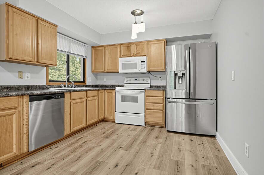 Building Photo - 7351 Berkshire Way