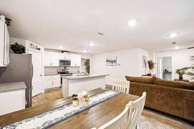 Building Photo - Updated and Move In Ready 4/2 in Cantonment