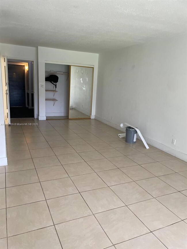 Building Photo - 3125 Oakland Shores Dr