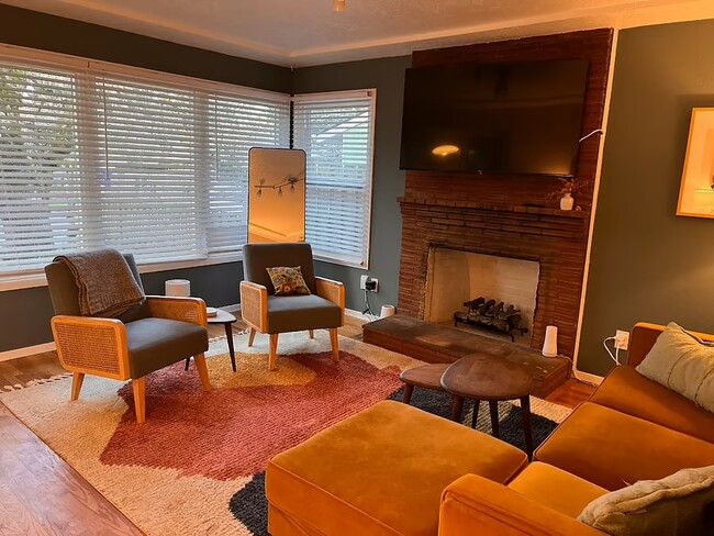 Building Photo - 9812 SE Reedway St