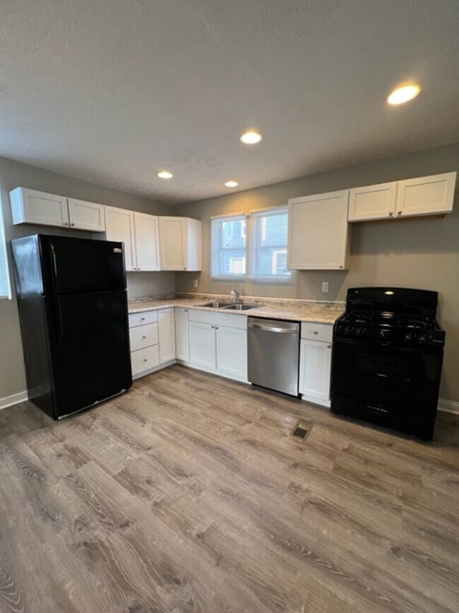 Building Photo - Charming 2 Bedroom Home with Fenced Yard Available for Pre-Lease!