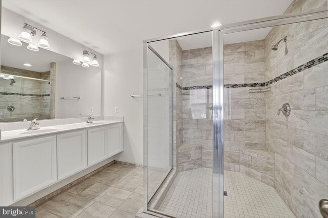 Building Photo - 5303 Greenwich Cir