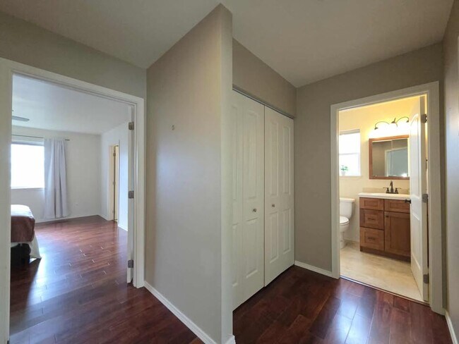 Building Photo - 3950 NE Vista del Rey Dr